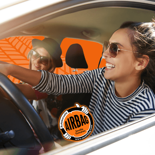 Dos amigas riéndose dentro del coche de Autoescuela Airbag